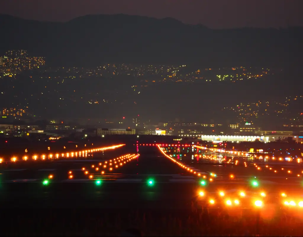 Volo notturno luci della pista