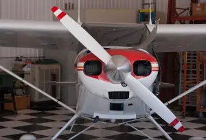 Elica dell'aereo Cessna, con motore a pistoni vista da fuori frontalmente