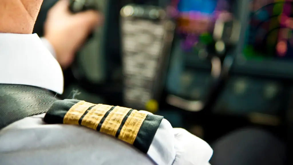 Pilota di linea in cabina di pilotaggio