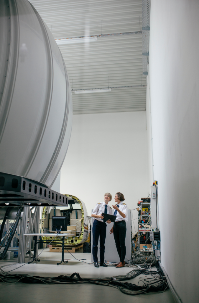 Piloti al simulatore durante l'addestramento volo