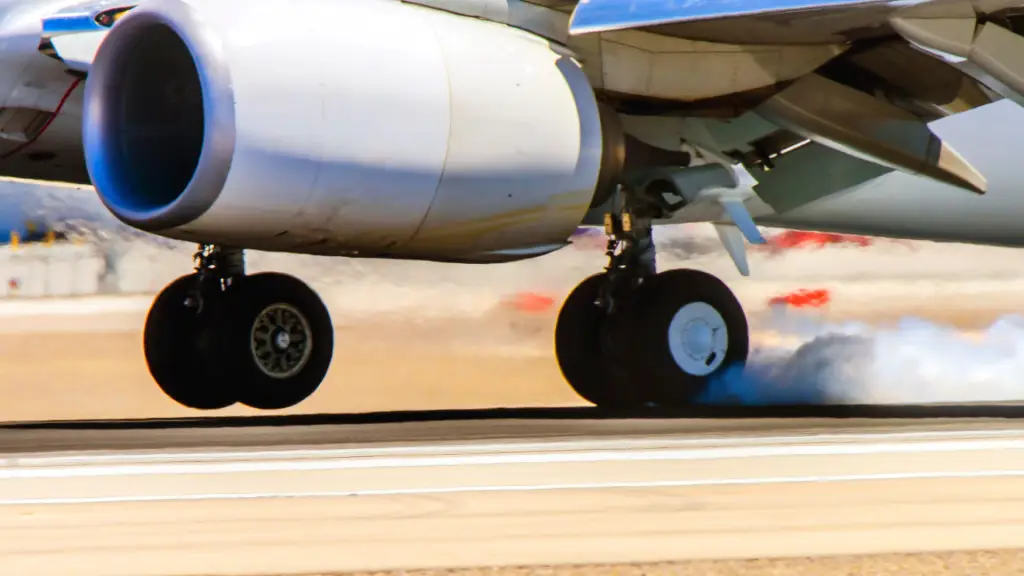 Atterraggio di un aereo focus on carrello