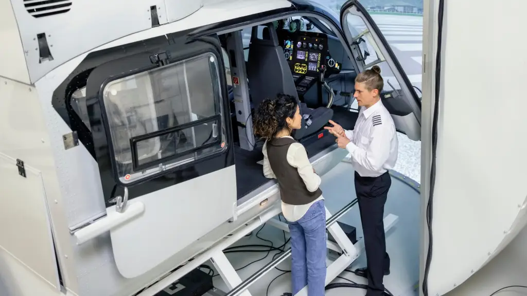 Candidato e selezionatore davanti ad un simulatore di volo per assessment piloti