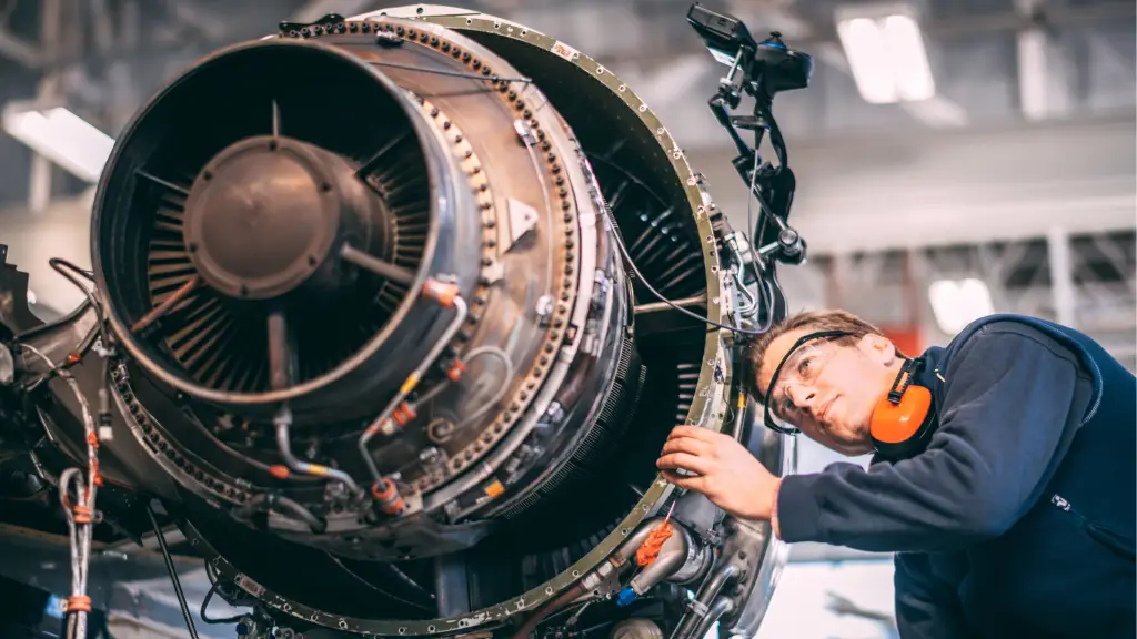 Motore Jet supervisionato da un meccanico