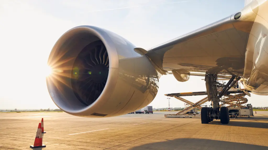 Aeroplano parcheggiato in piazzale con focus sul motore jet