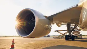 Aeroplano parcheggiato in piazzale con focus sul motore jet