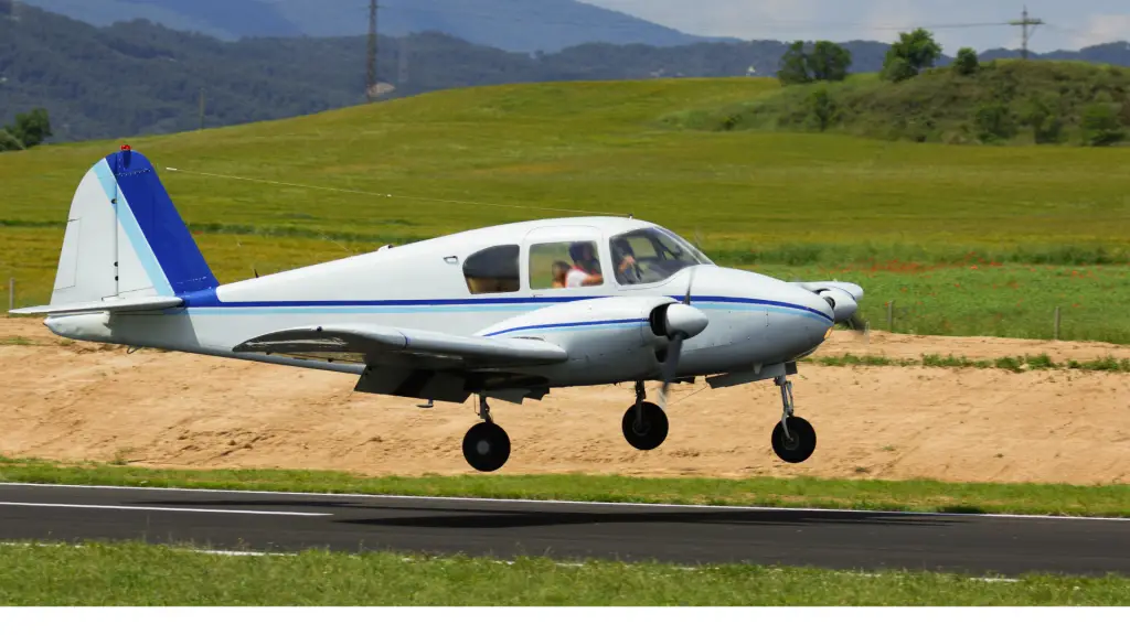 Piccolo aereo in atterraggio con rimbalzo