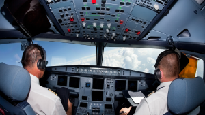 Pilota commerciale - cabina di pilotaggio con due piloti impegnati a pilotare un jet, conflitto in cabina