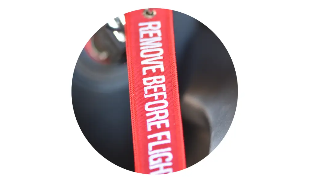 Regalo perfetto per piloti Remove before flight portachiavi