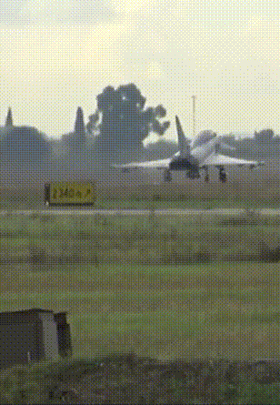 Decollo caccia militare